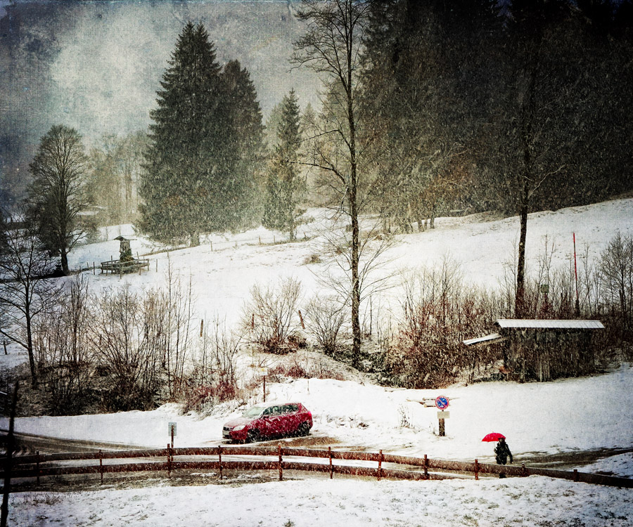 winter : roter schneeregenschirm