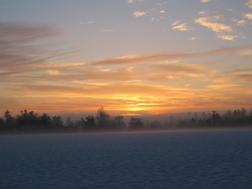 Winter-Sonnenaufgang im Dunst