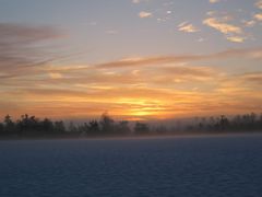 Winter-Sonnenaufgang im Dunst