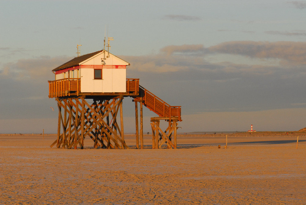 Winter-Strandaufsicht bis zum Westerhever Leuchtturm