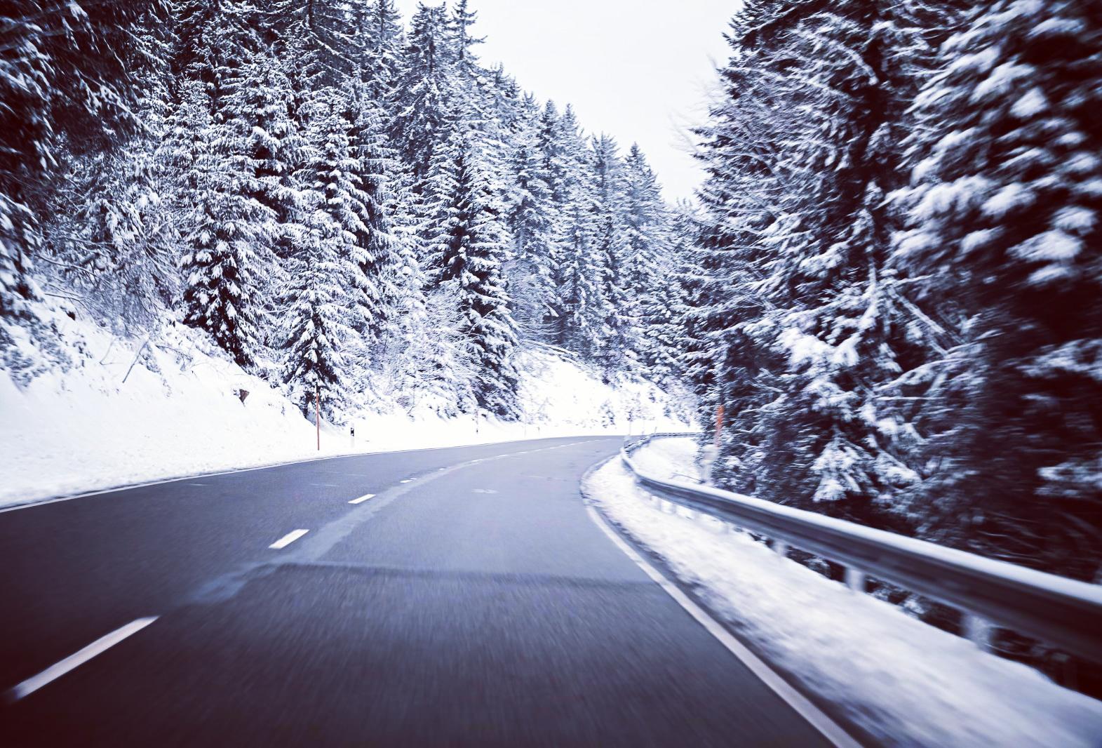 Winter Straße im Schwarzwald