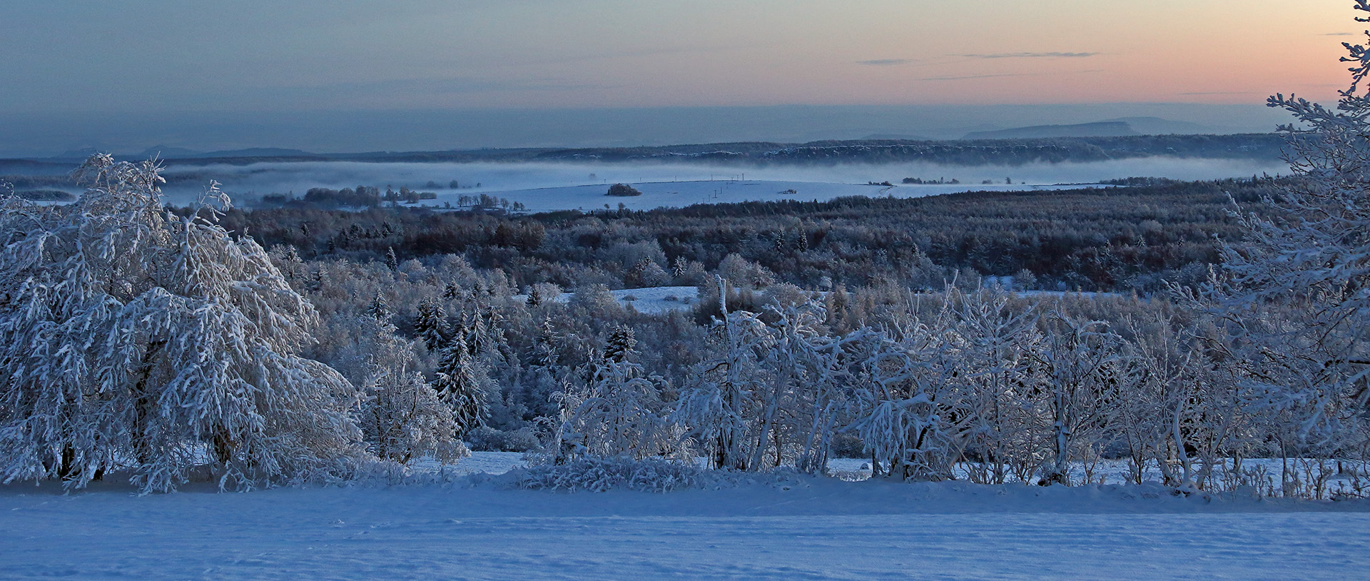 Winter vom Feinsten und ein Blick zu den Tissaer Wänden und dem großen Zschirnstein...