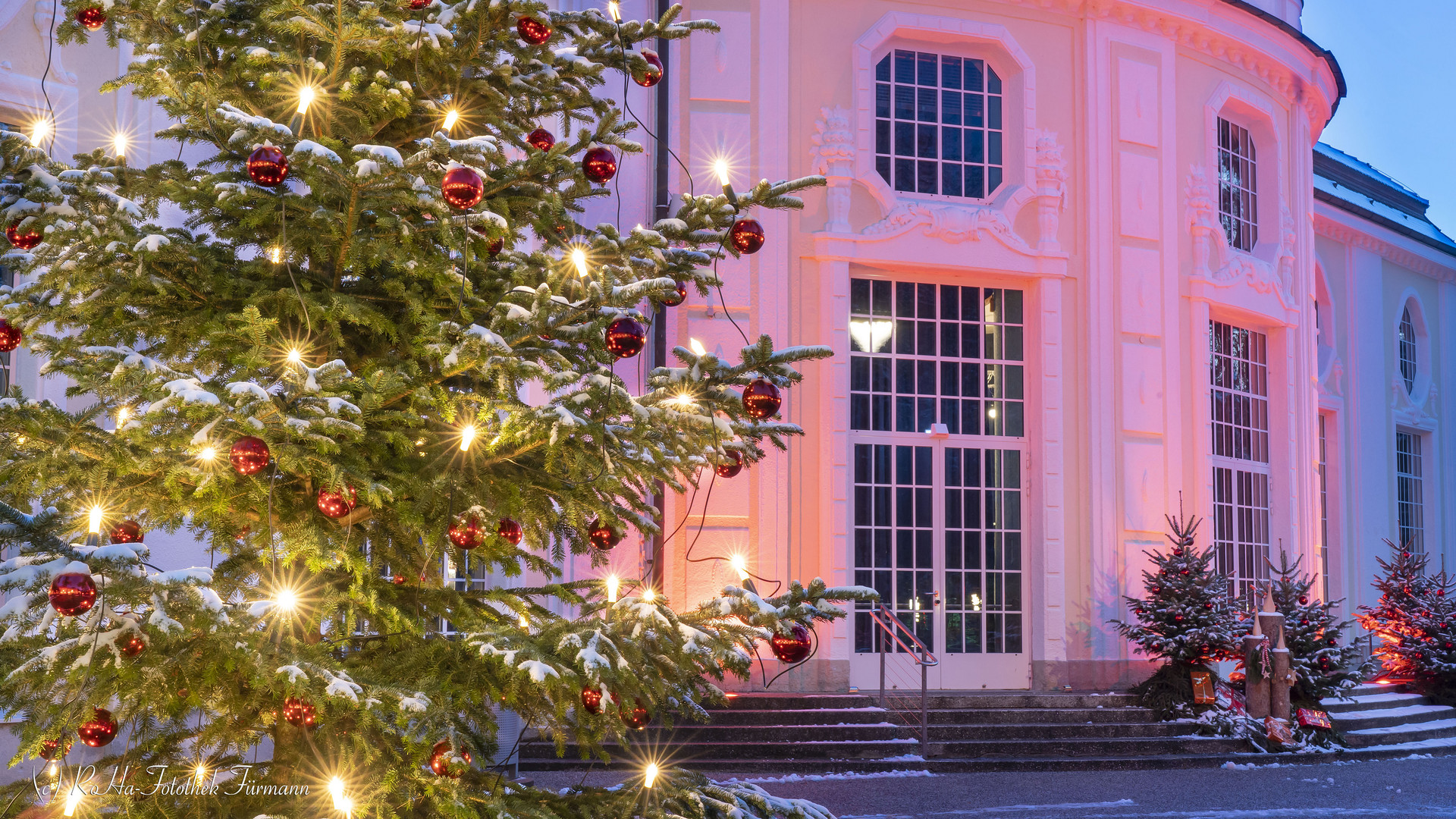 Winter - Weihnacht im abendlich-nächtlich-beleuchteten Kurgarten von Bad Reichenhall