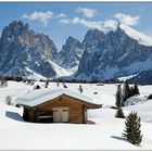 "Winter Wonderland" - Holzhütte vor Langkofel-Massiv in den verschneiten Dolomiten
