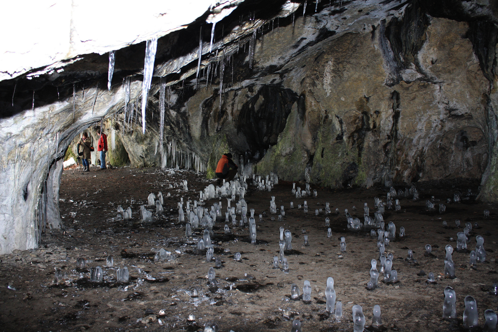 Winter zaubert Stalagmiten aus Eis