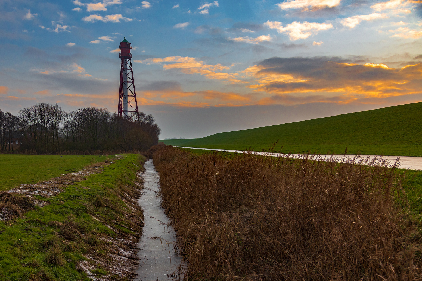 Winterabend am Campener Leuchtturm