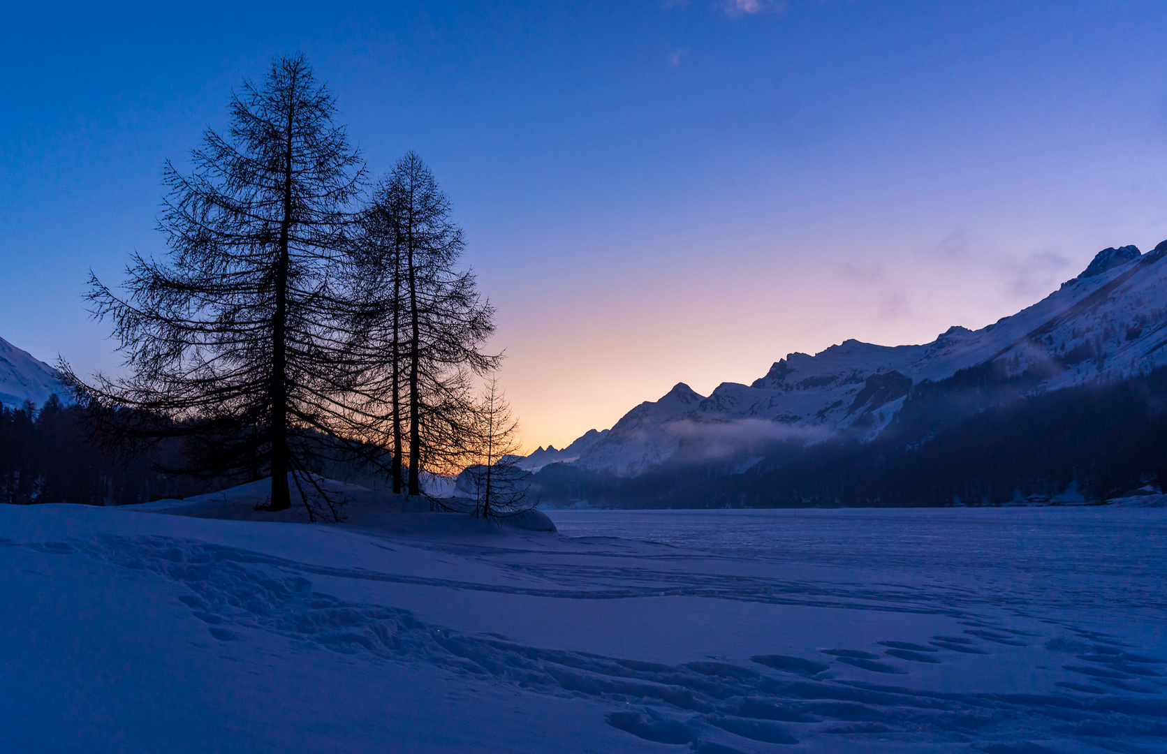 Winterabend am zugefrorenen Silsersee