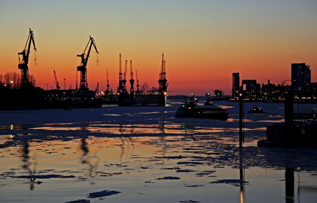 Winterabend an der Elbe