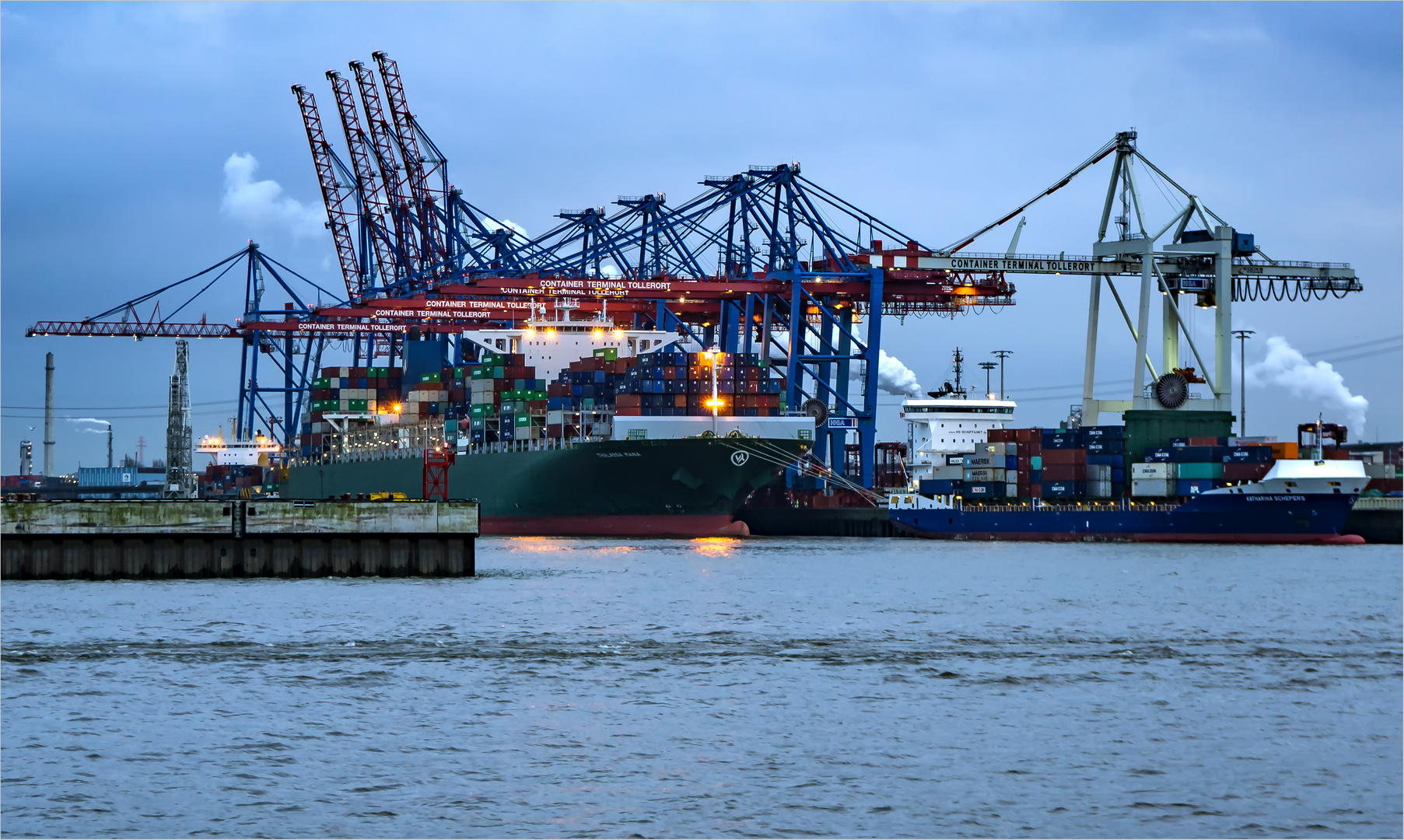 Winterabend im Hamburger Containerhafen 