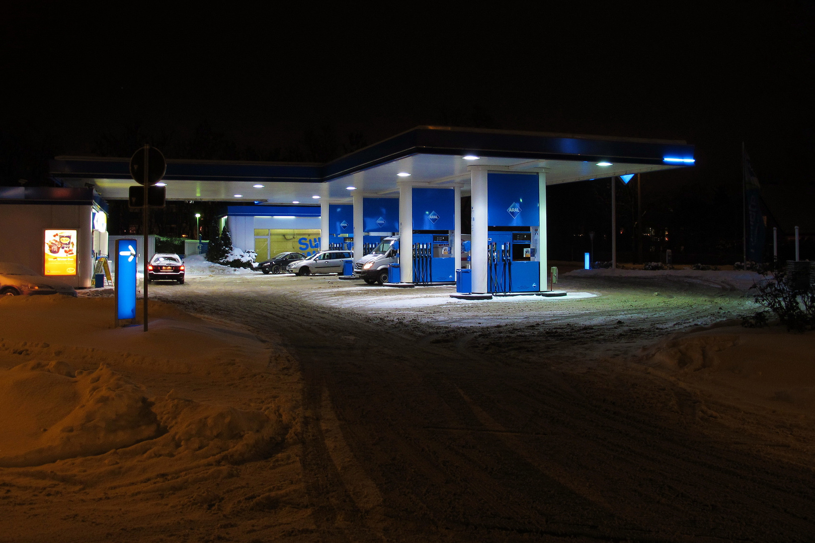 Winterabend mit Tankstelle