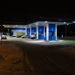 Winterabend mit Tankstelle