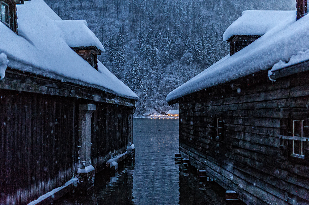 Winterabend zwischen den Bootshäusern