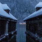 Winterabend zwischen den Bootshäusern