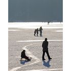 Winteraktivitäten auf einem See