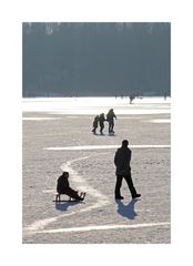 Winteraktivitäten auf einem See