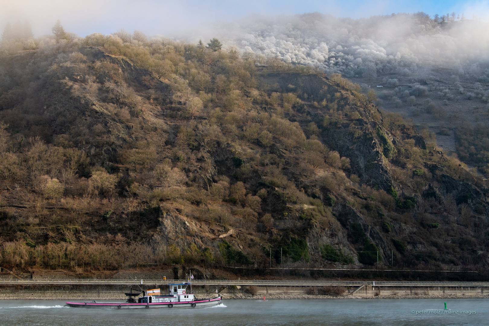 Winteranfang im Mittelrheintal - Schleppschiff "Pilot" bei Bacharach