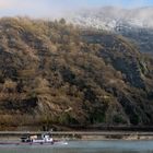 Winteranfang im Mittelrheintal - Schleppschiff "Pilot" bei Bacharach