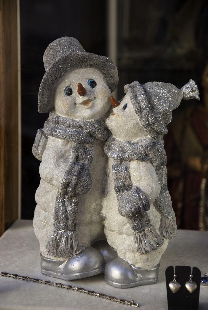 Winterdekuration eines Schaufensters von einem Schmuckgeschäft in Basel