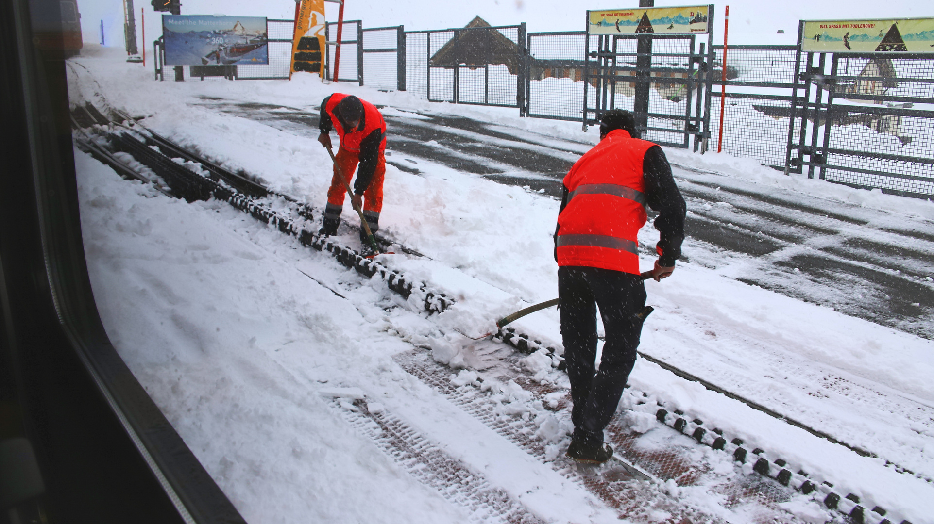 Winterdienst auf der Station Riffelberg der Gornergradbahn