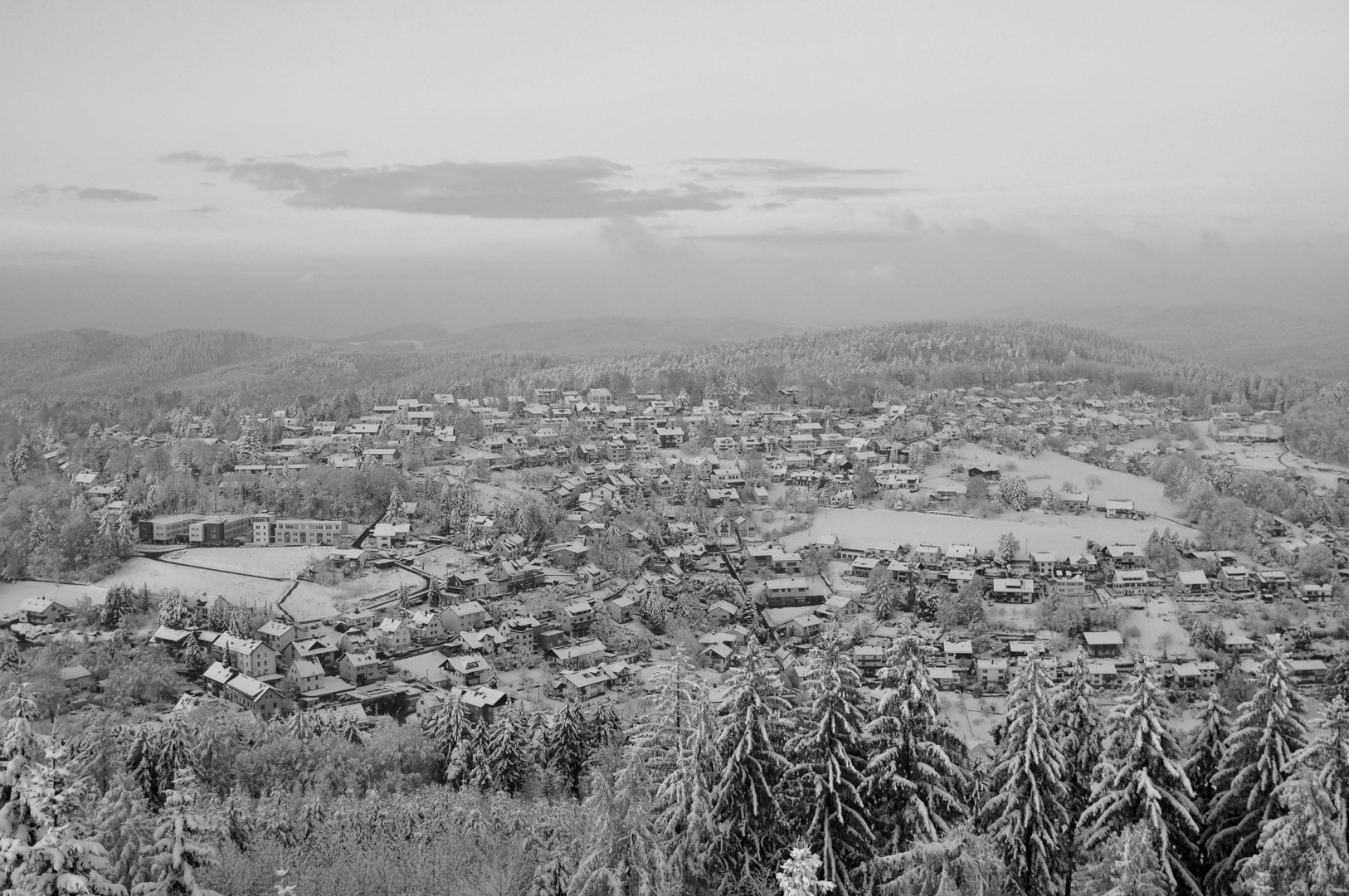 Winterdorf schwarz-weiß
