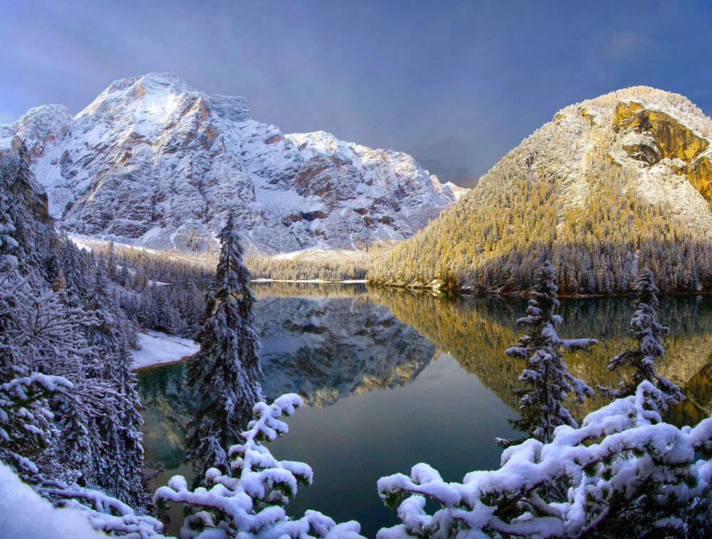 Wintereinbruch am Pragser Wildsee