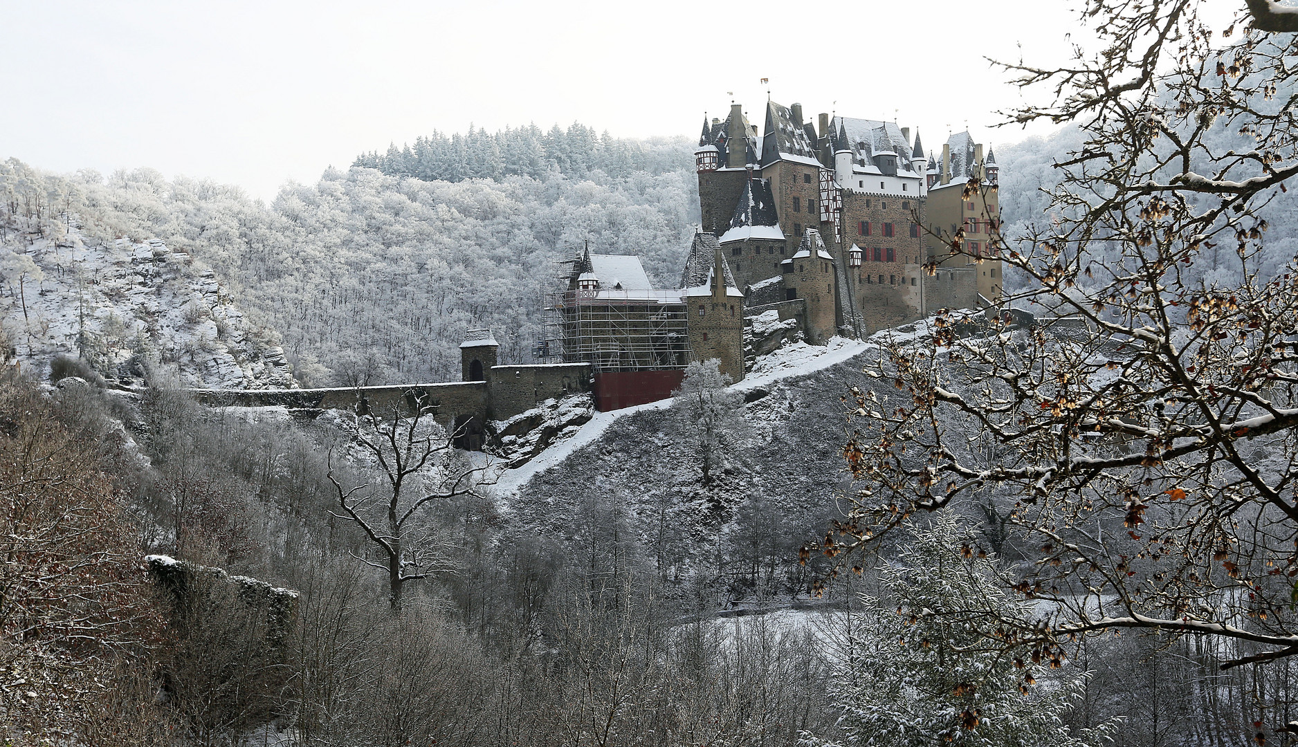 Wintereinbruch bei Burg Eltz