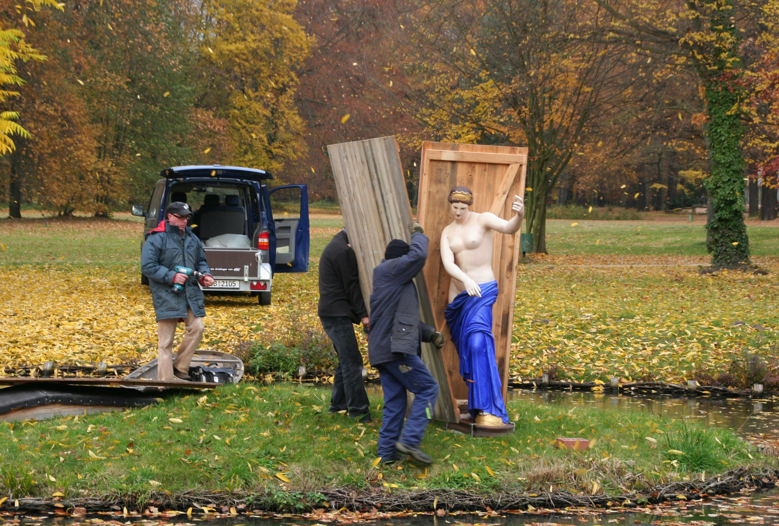 Winterfestmachung  der Venus von Capua im Branitzer Park bei Cottbus