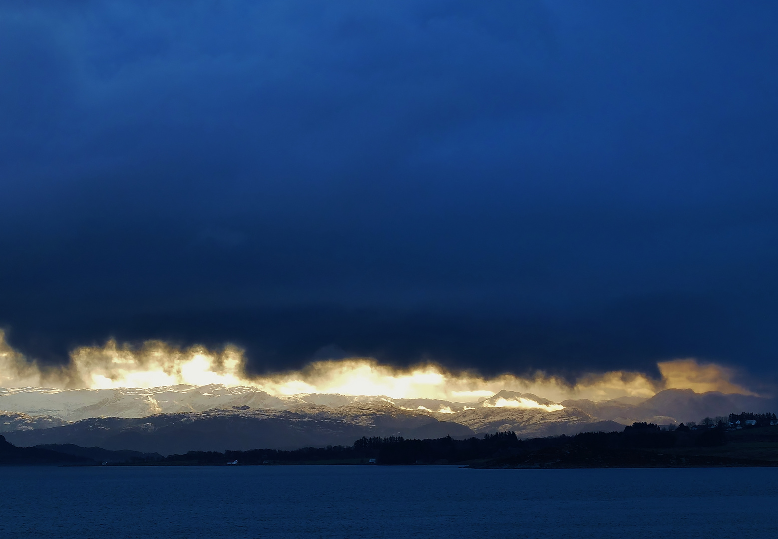 Winterfjord mit Himmel und Bergen