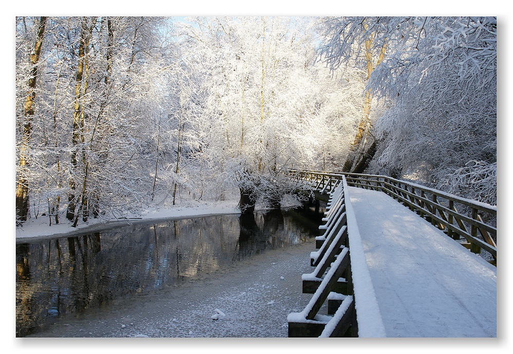 Winterflusslandschaft mit Brücke