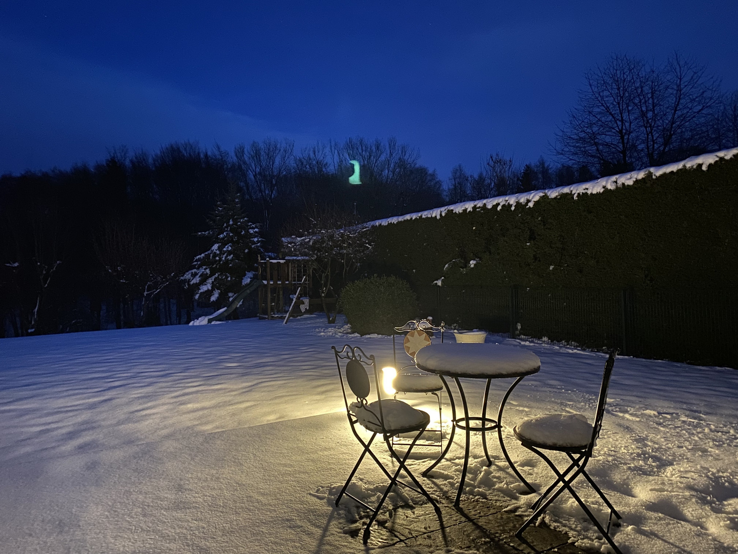 "Wintergarten" mit blauer Stunde und UFO