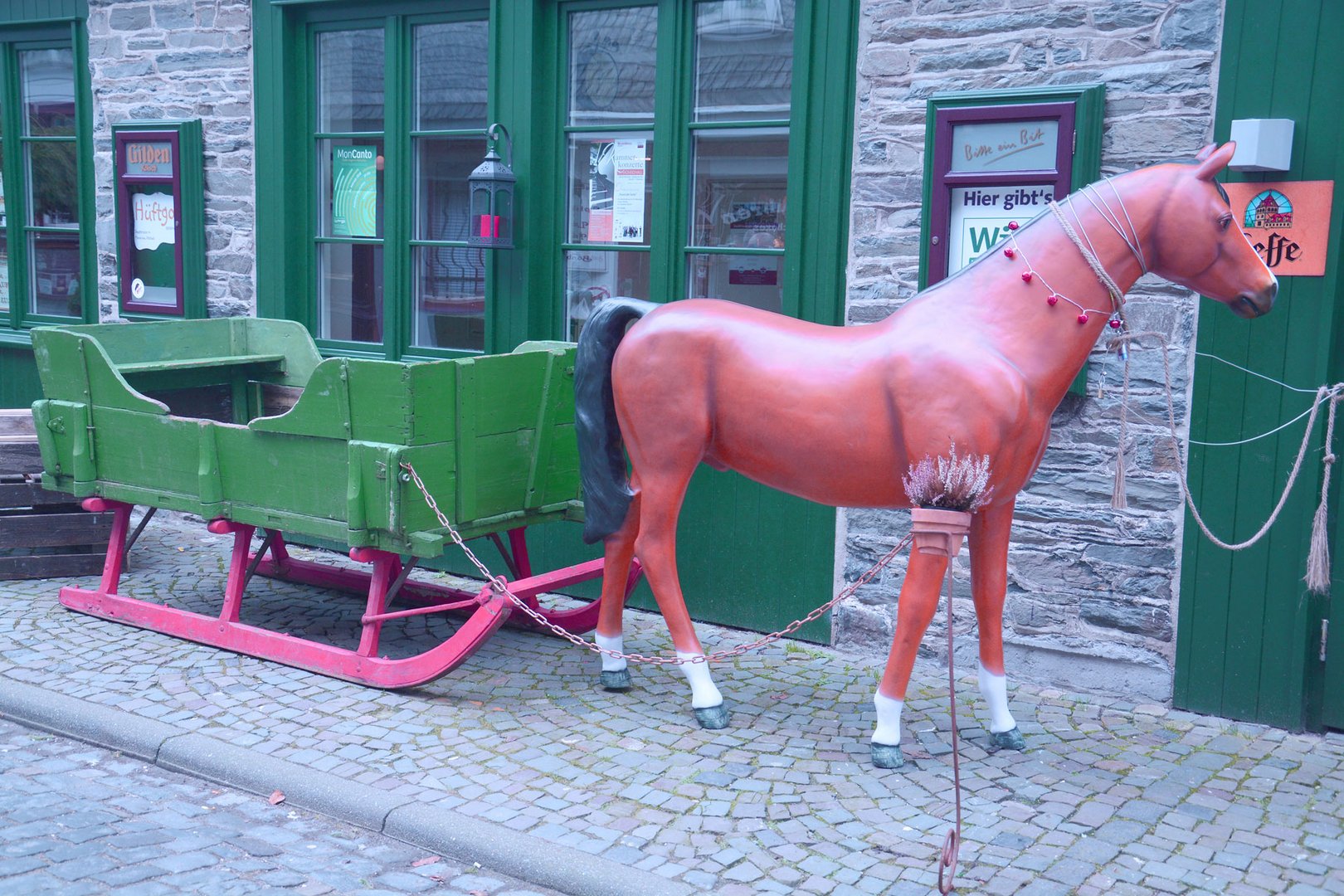 Wintergespann vor einem Restaurant in Monschau