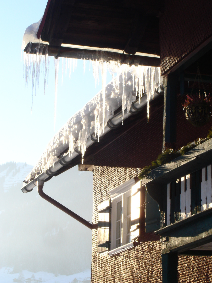 Winterhaus in den Bergen