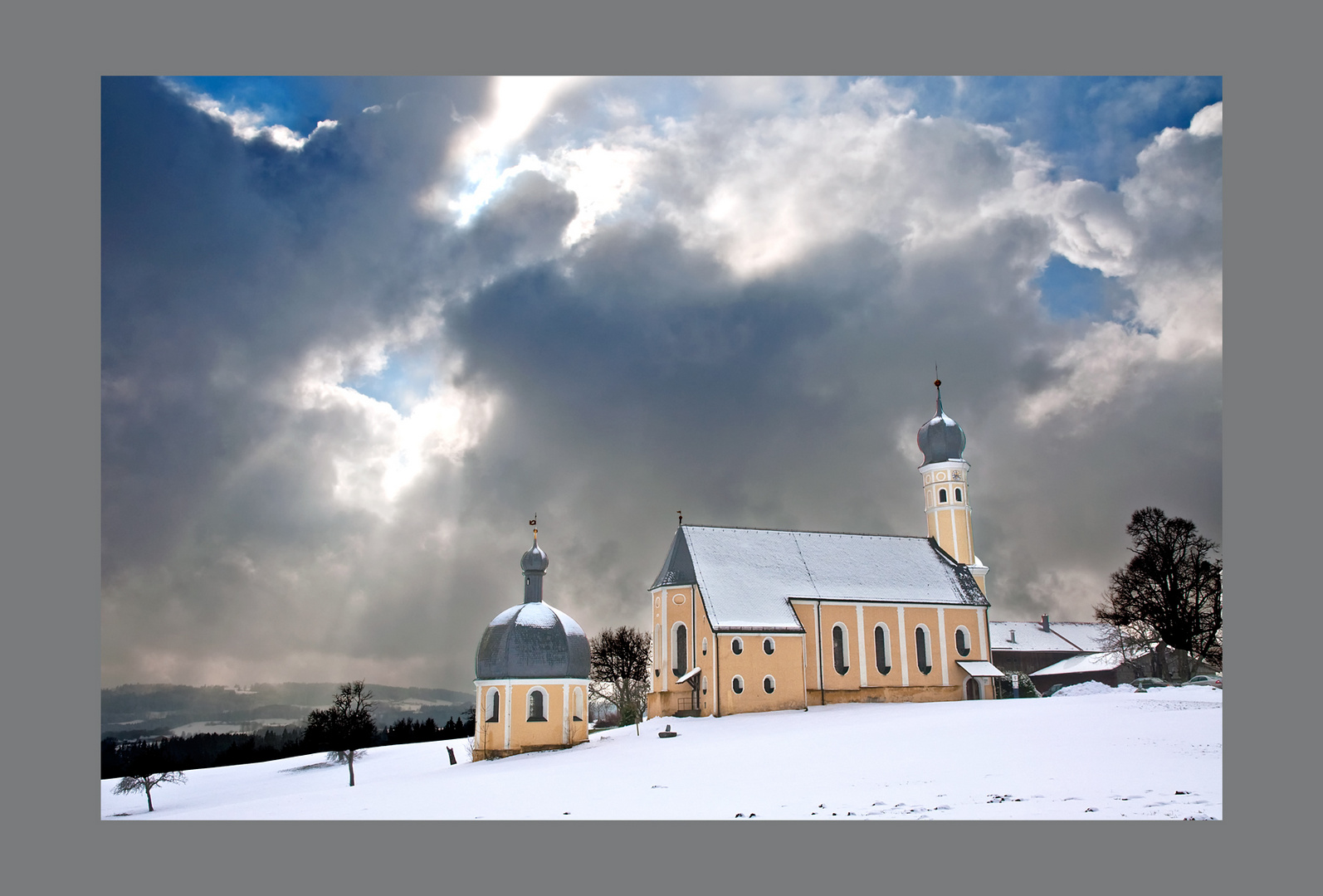 WINTERHIMMEL MIT KIRCHE