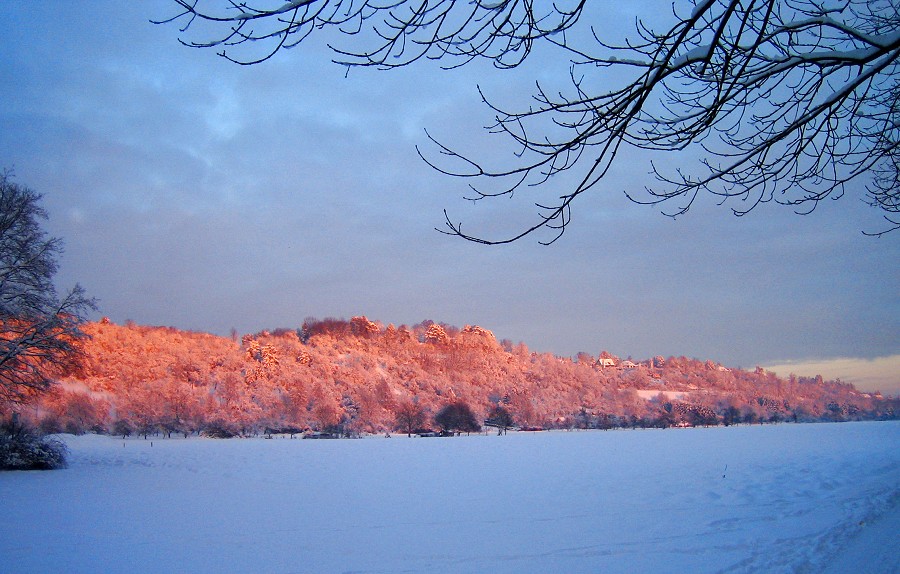 Winterhügel im Sonnenuntergang mit Enrosadira