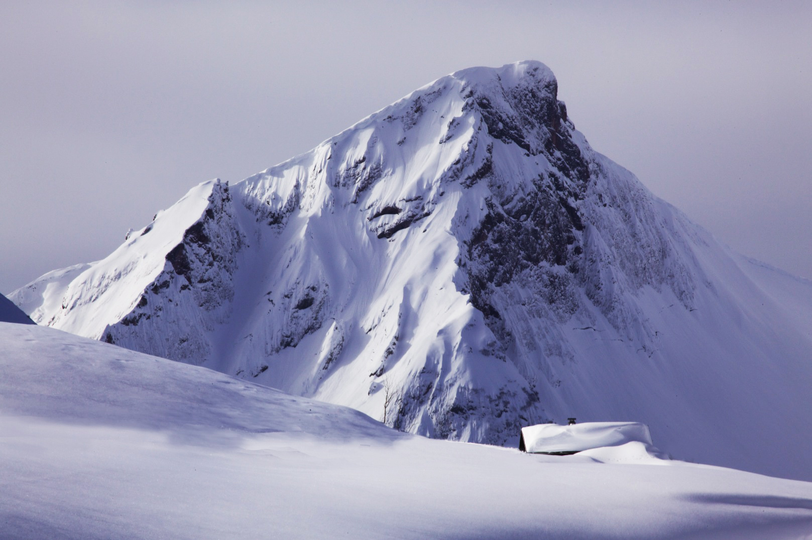 Winterhütte mit Schneeberg