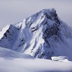 Winterhütte mit Schneeberg