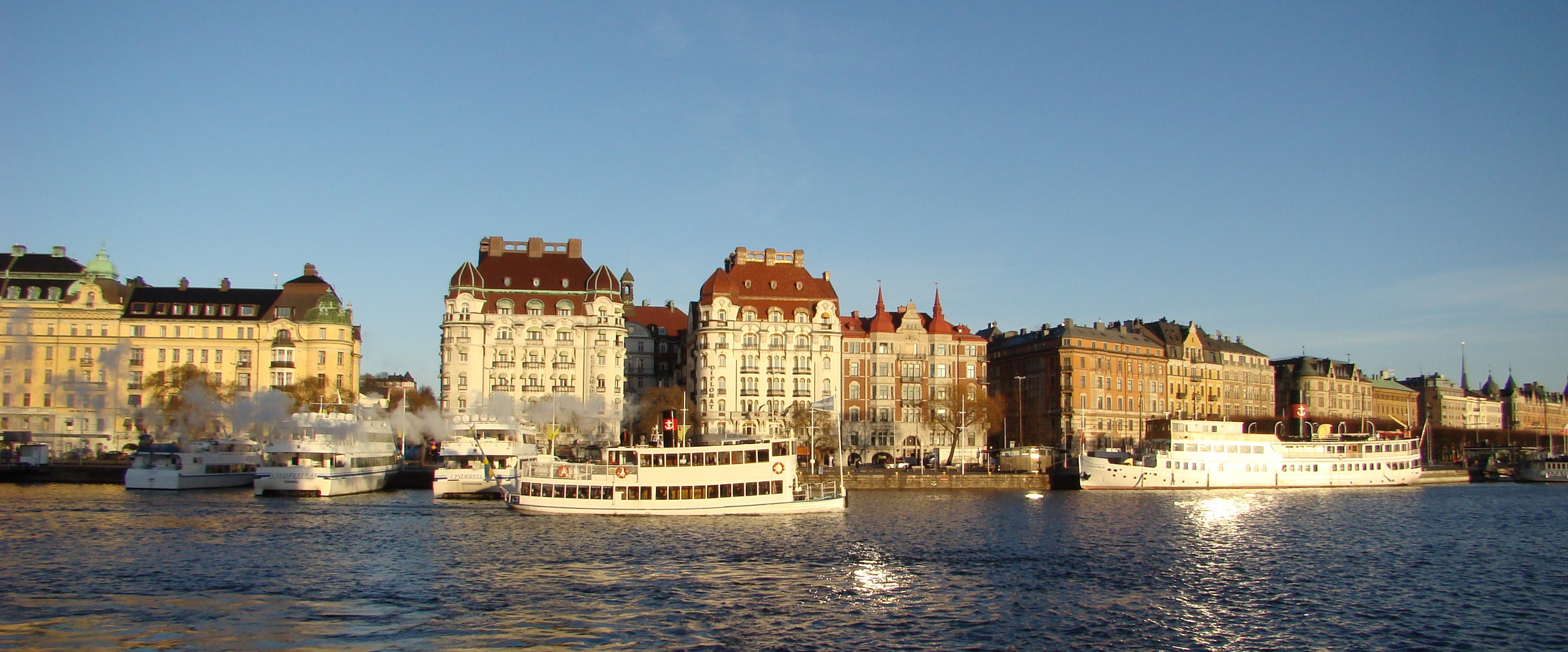 Winteridylle im Hafen vor Strandvägen in Stockholm