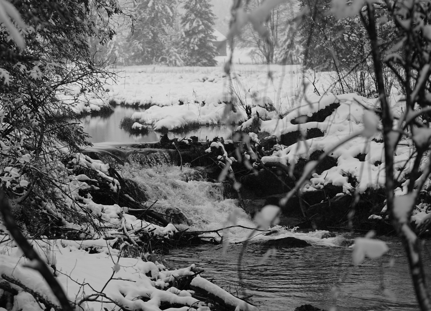 Winterimpression am kleinen Wasserfall