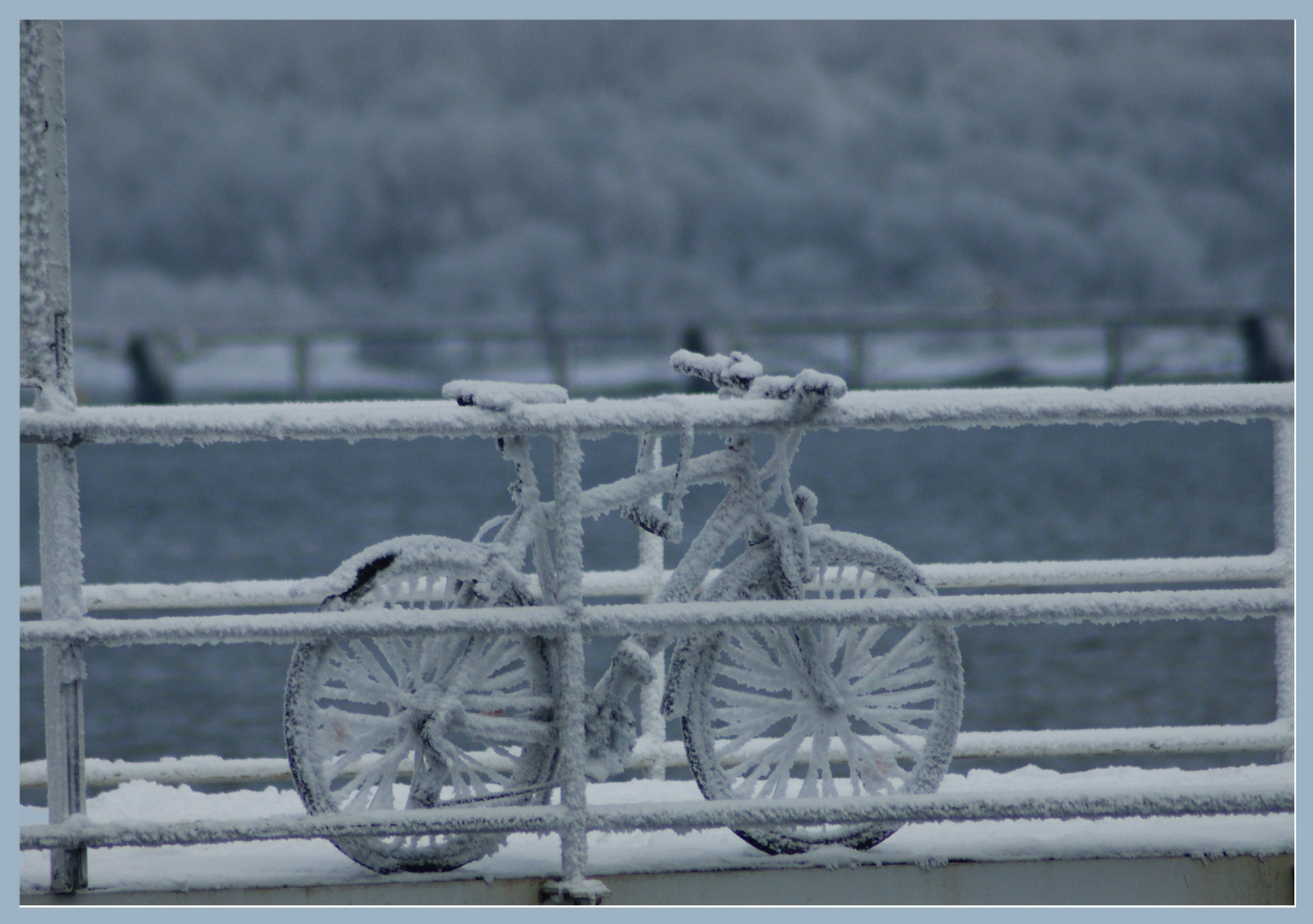 Winterimpressionen / Fahrrad vom Schneemann