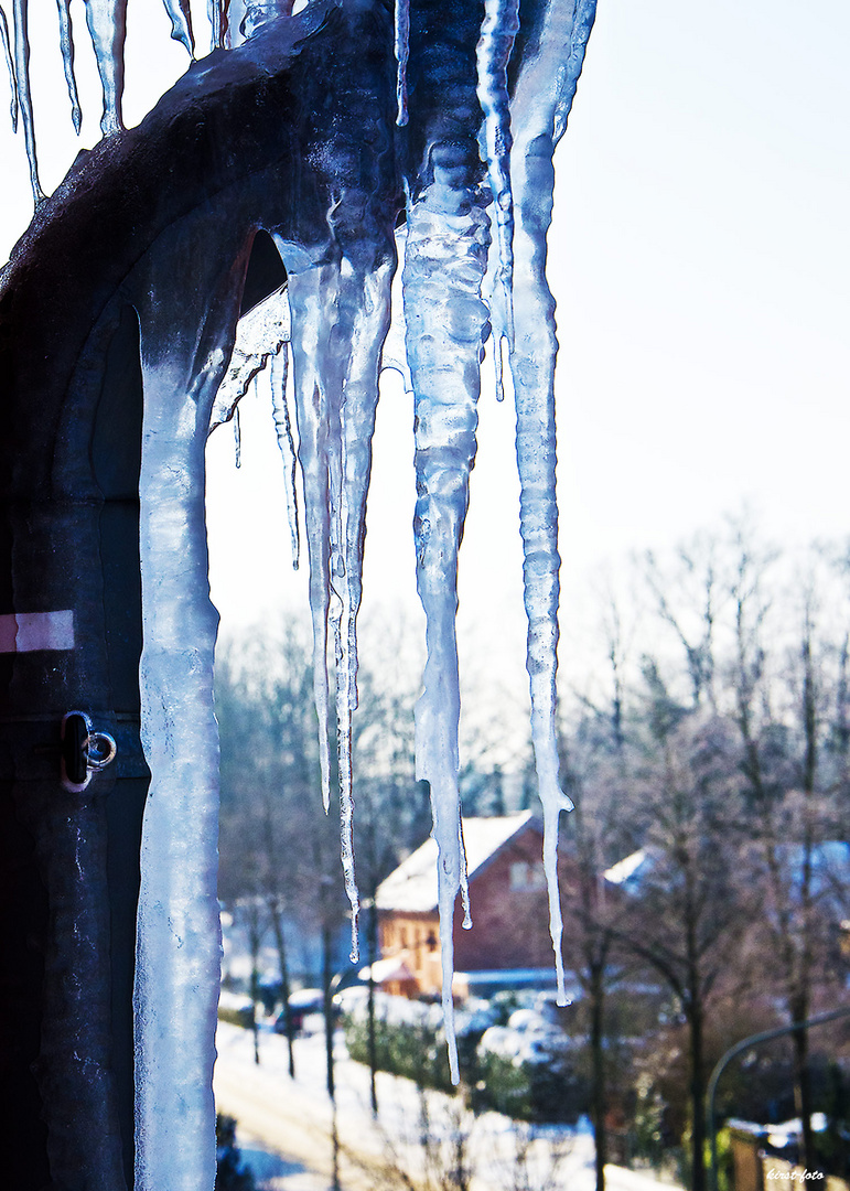 Winterkunst-an-der-Dachrinne