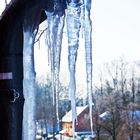 Winterkunst-an-der-Dachrinne