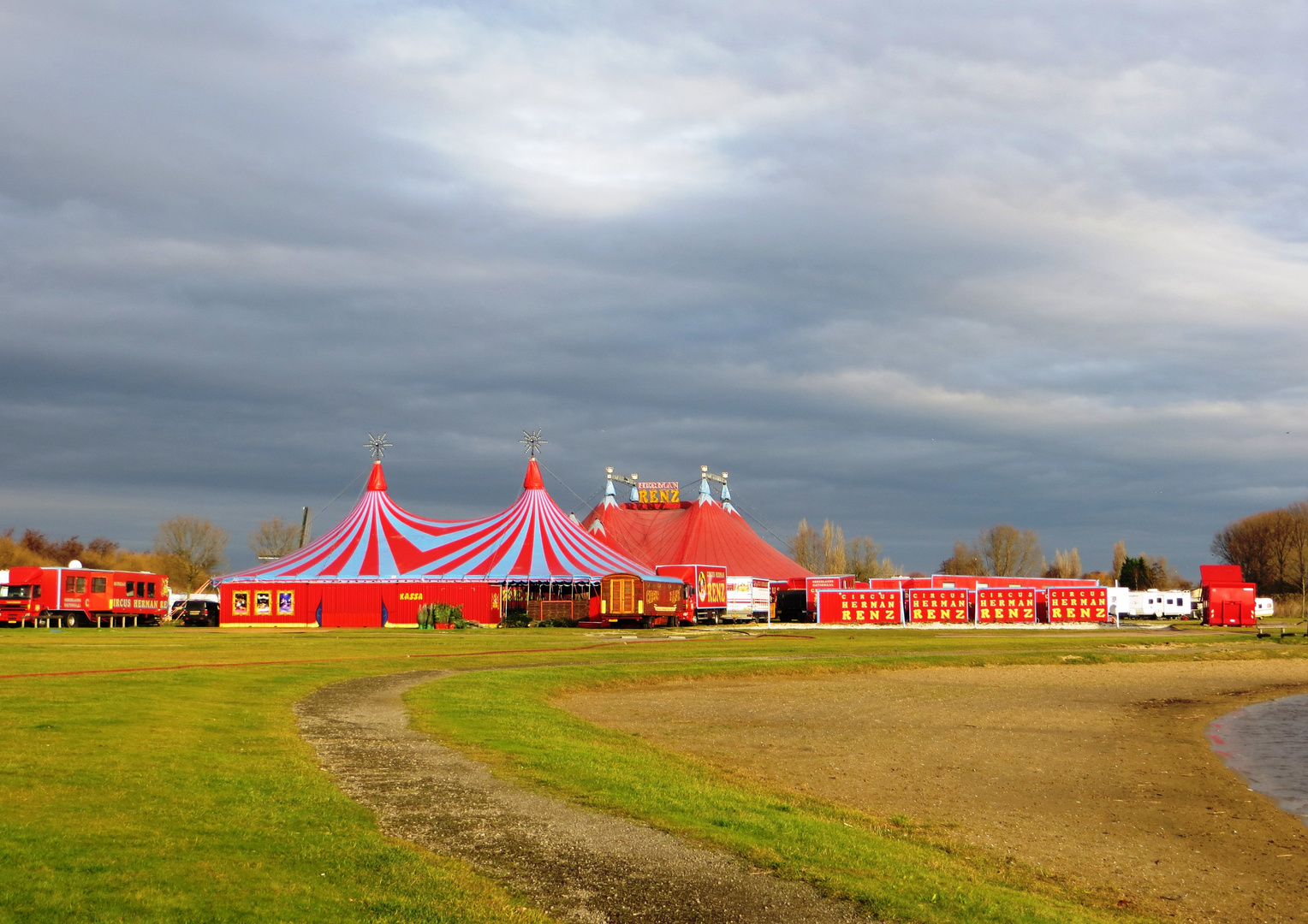 Winterlager des Zirkus Renz in den Poldern bei nahendem Gewitter