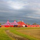 Winterlager des Zirkus Renz in den Poldern bei nahendem Gewitter