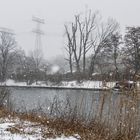 WINTERLANDSCHAFT AM KANAL MIT FOTOGRAFIN