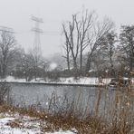 WINTERLANDSCHAFT AM KANAL MIT FOTOGRAFIN