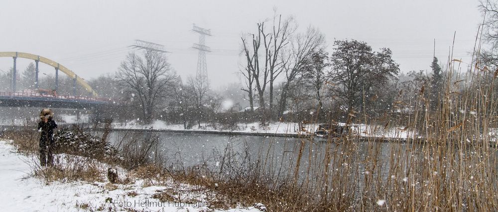 WINTERLANDSCHAFT AM KANAL MIT FOTOGRAFIN