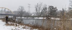 WINTERLANDSCHAFT AM KANAL MIT FOTOGRAFIN