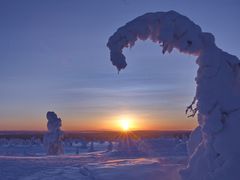 Winterlandschaft bei Sonnenuntergang ...