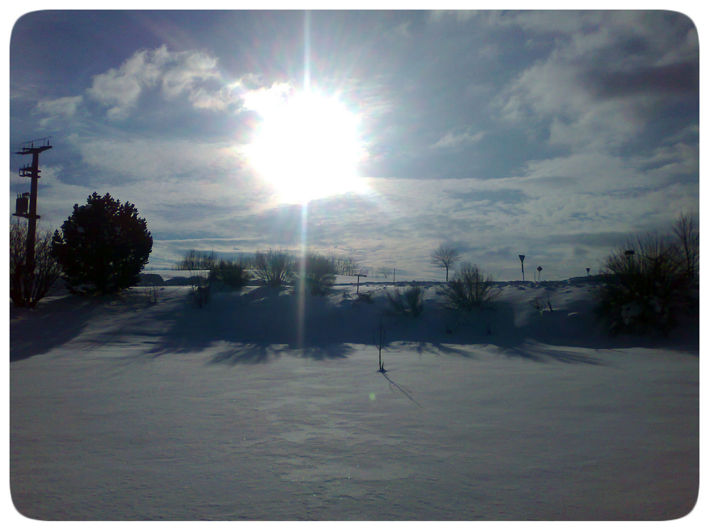 Winterlandschaft im gleißenden Sonnenlicht