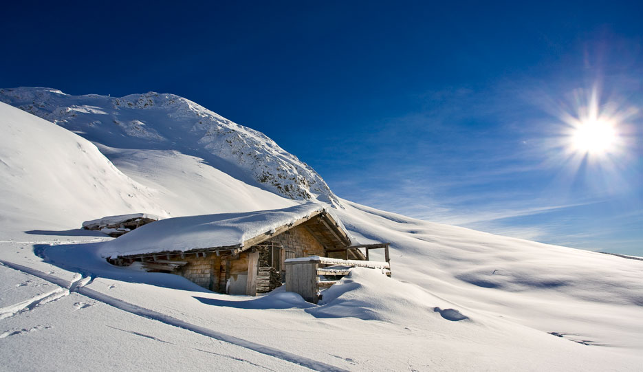 winterlandschaft mit almenhütte